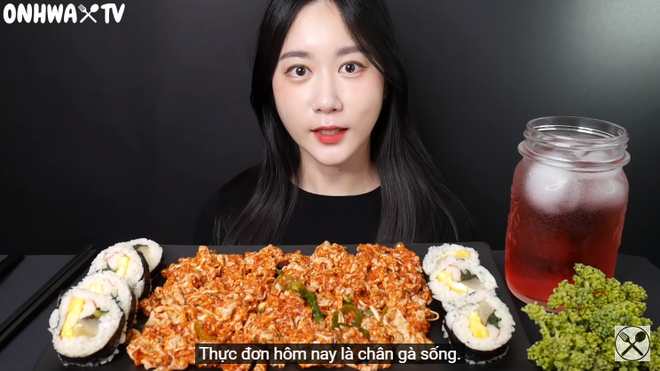 Nữ YouTuber mukbang chân gà sống khiến người xem khiếp đảm: Đến cả món này cũng ăn sống ư? - Ảnh 1.