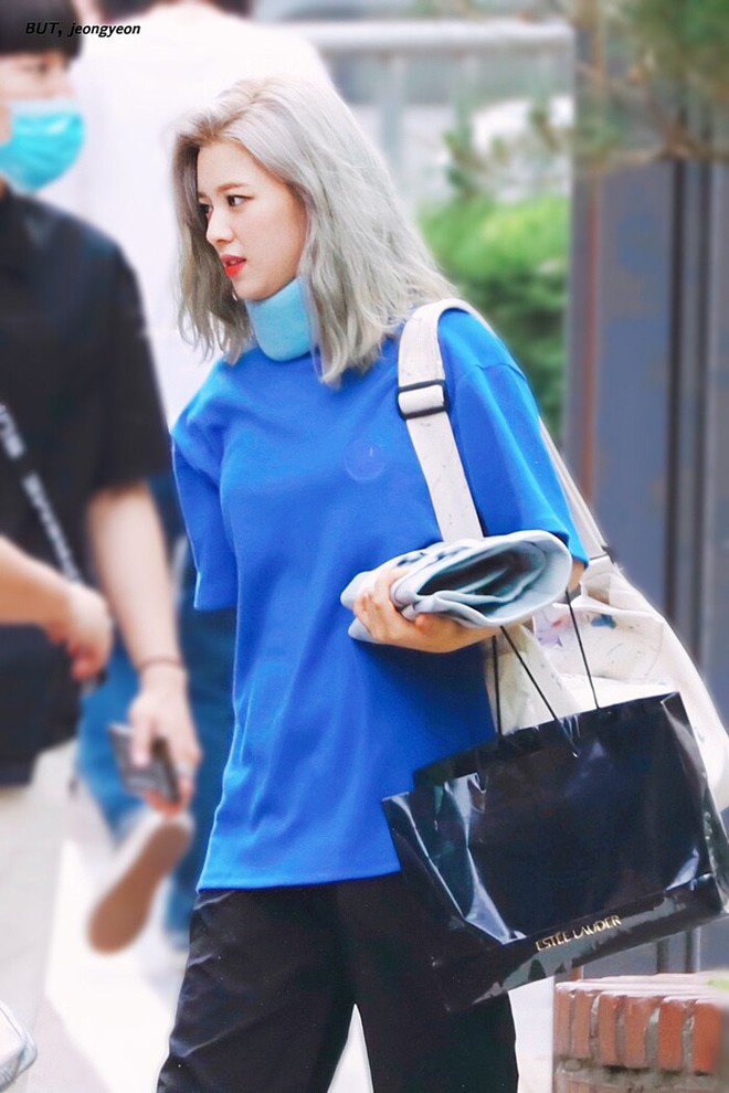 Jeongyeon (TWICE) lộ vẻ đau đớn vì chấn thương ở cổ khi diễn bài mới, fan vừa xót vừa trách JYP quá vô tâm! - Ảnh 4.