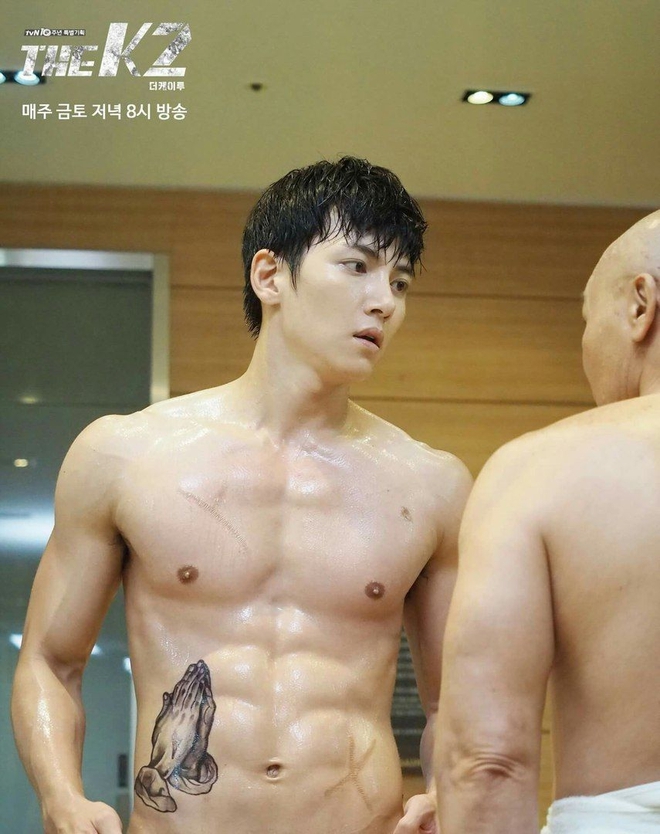 7 màn khoe body siêu mlem của nam thần màn ảnh Hàn, siêng cởi cỡ Park Seo Joon thì ai chịu cho nổi! - Ảnh 10.