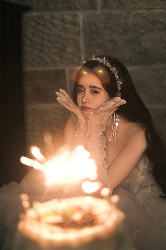 Nghẹt thở với bộ ảnh sinh nhật của Cúc Tịnh Y: Visual kinh diễm tới từng milimet, vòng 1 đẫy đà như muốn trực trào ra ngoài - Ảnh 10.