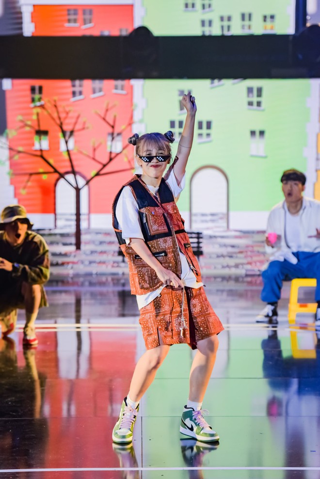 Hậu Hoàng diện kính swag cực bựa thi nhảy, netizen kiểu: Vitamin vui vẻ của show đây rồi! - Ảnh 2.