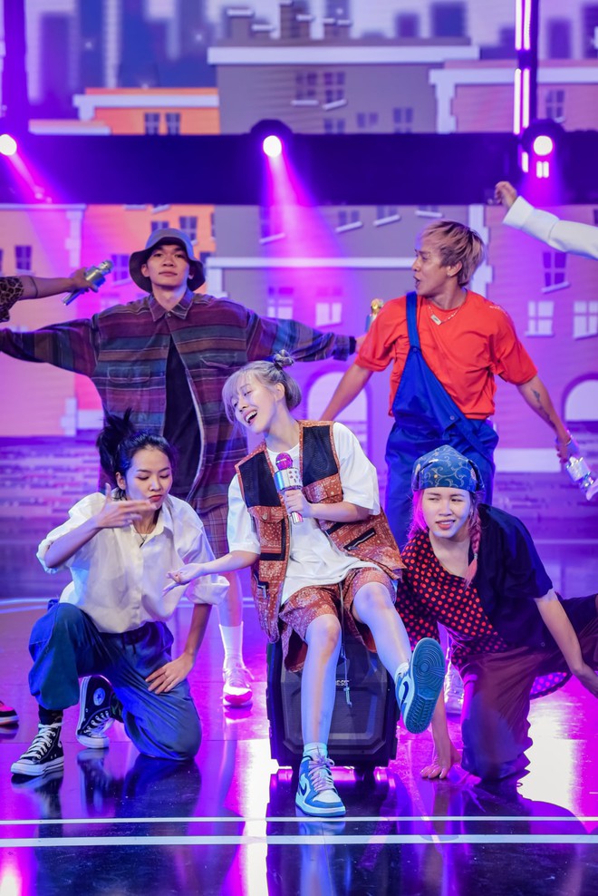 Hậu Hoàng diện kính swag cực bựa thi nhảy, netizen kiểu: Vitamin vui vẻ của show đây rồi! - Ảnh 3.