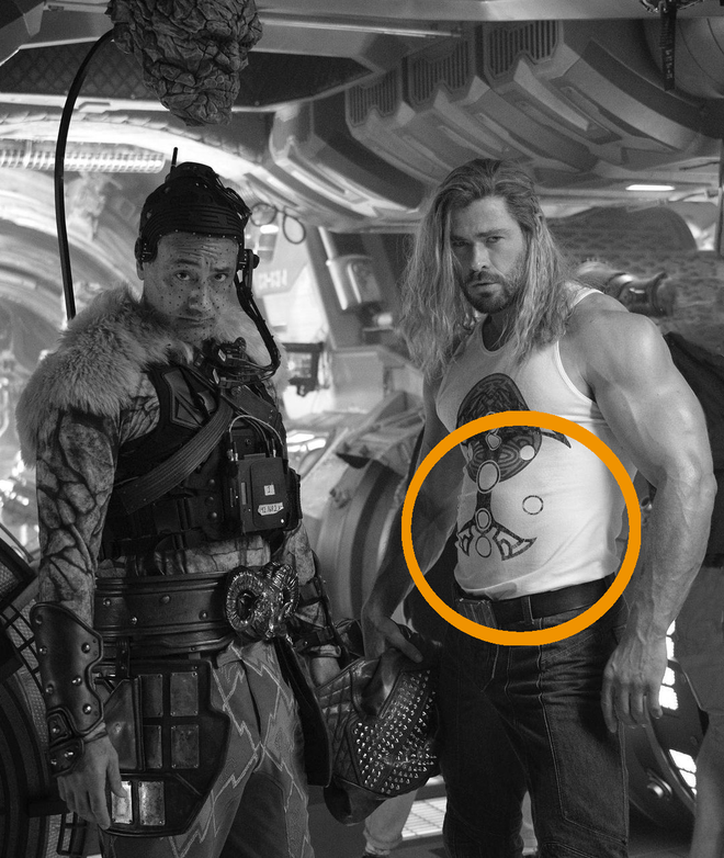 Nam thần Chris Hemsworth ở hậu trường Thor 4 đẹp muốn ngã khuỵu, nhưng cái bụng mới thu hút sự chú ý! - Ảnh 1.