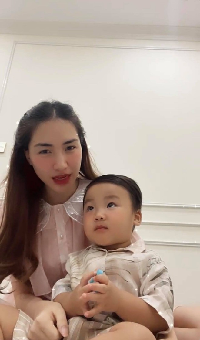 Netizen soi cận biểu cảm rưng rưng của bé Bo trên sóng livestream cùng mẹ, Hoà Minzy tiết lộ ngay bí mật phía sau - Ảnh 2.