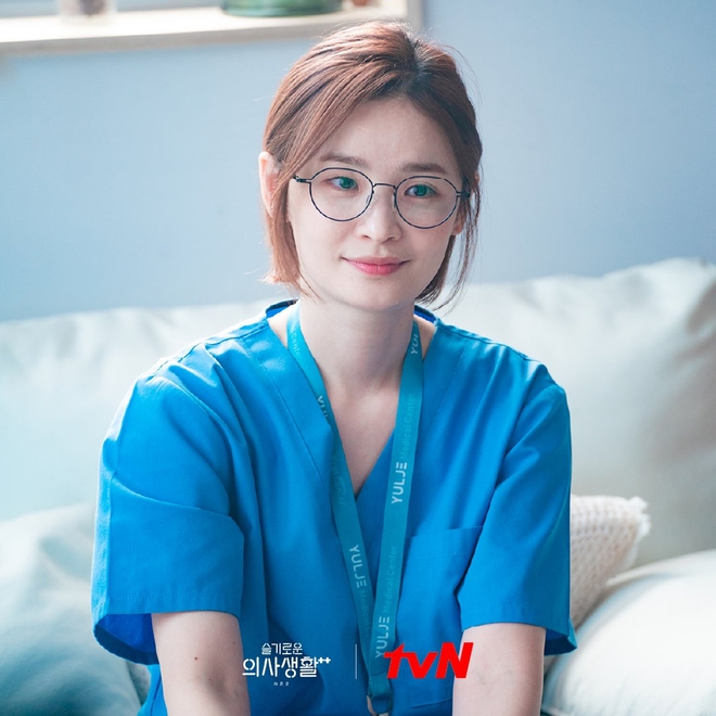 Quỷ thần ở Hospital Playlist - Jeon Mi Do: Đóa hoa nở muộn của điện ảnh Hàn, lăn lộn showbiz hơn 10 năm vẫn sợ MXH - Ảnh 2.