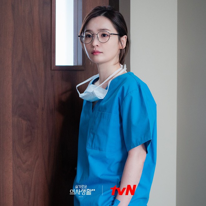 Quỷ thần ở Hospital Playlist - Jeon Mi Do: Đóa hoa nở muộn của điện ảnh Hàn, lăn lộn showbiz hơn 10 năm vẫn sợ MXH - Ảnh 3.