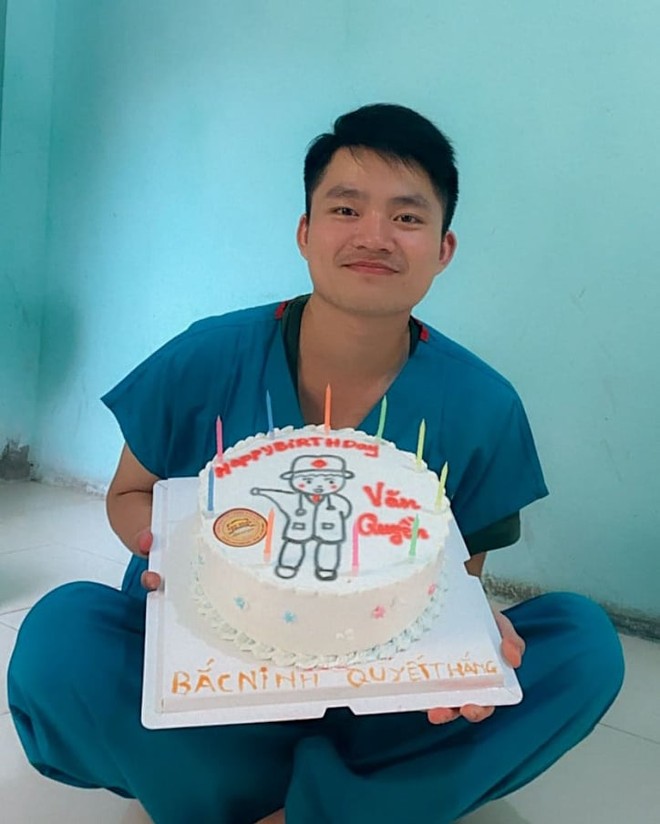 Đi chống dịch tại Bắc Ninh quên cả ngày sinh nhật, nam sinh Quân y vỡ oà vì món quà các bạn gửi tới - Ảnh 7.