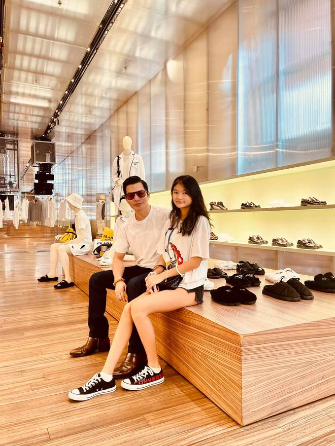Vừa cùng bố sang Mỹ, con gái Trương Ngọc Ánh đã lên đồ ra phố mua sắm, đôi chân dài miên man thành tâm điểm - Ảnh 2.