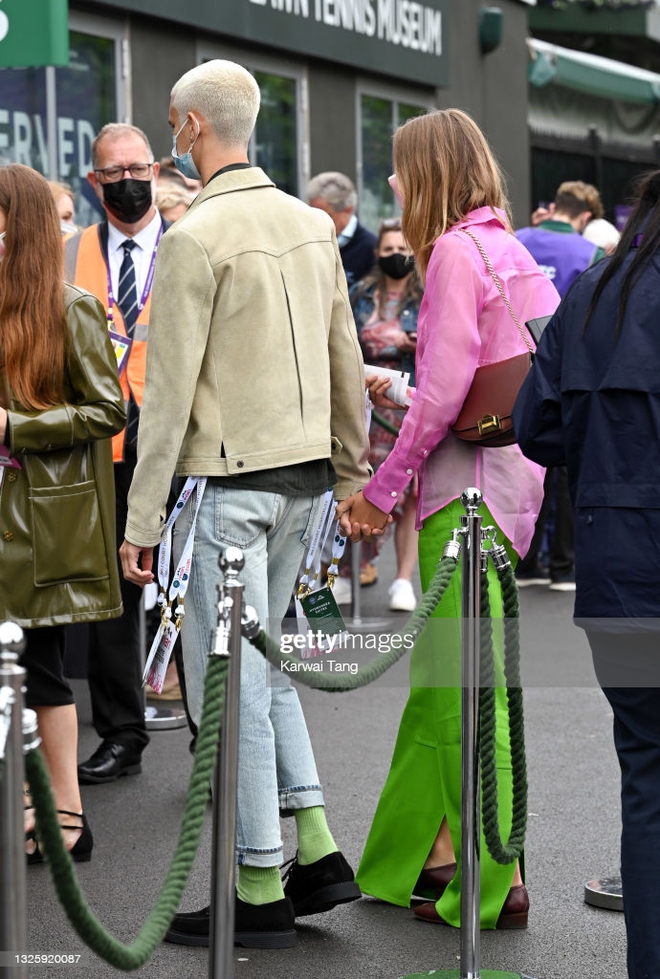 Trước trận Anh - Đức 1 ngày, Romeo Beckham gây náo loạn khi công khai dẫn bạn gái đi xem Wimbledon, ai ngờ bị cô nàng át luôn - Ảnh 3.