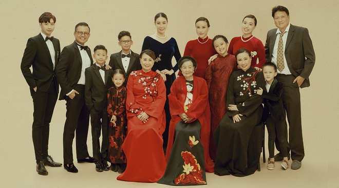 Giữa ồn ào công chúa triều Nguyễn, bộ ảnh gia đình nhà Hà Kiều Anh gây sốt: Ai cũng sang trọng, đầy khí chất danh gia vọng tộc - Ảnh 4.