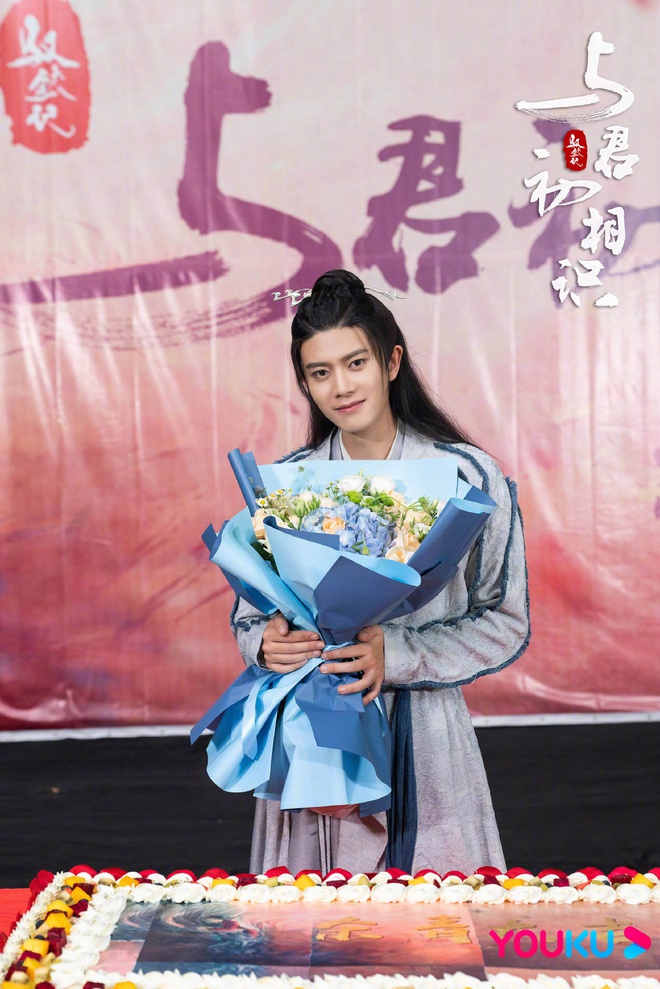 Nhậm Gia Luân lộ vẻ gầy gò kém sắc cạnh Nhiệt Ba ở lễ đóng máy, fan chưa gì đã lo anh chị bay màu ở phần 2? - Ảnh 3.