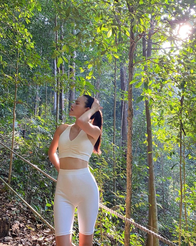 Instagram look sao Việt tuần qua: Người mẫu Tuyết Lan lên đồ bó sát khoe body căng đét, Minh Hằng mặc đẹp nhưng gương mặt lạ quá... - Ảnh 2.
