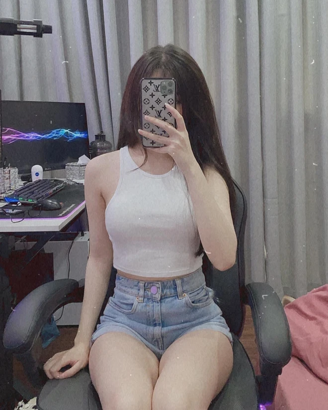 Streamer Thủy Tiên đánh úp fan bằng bức ảnh sexy gây tranh cãi, bán nude hay không? - Ảnh 2.