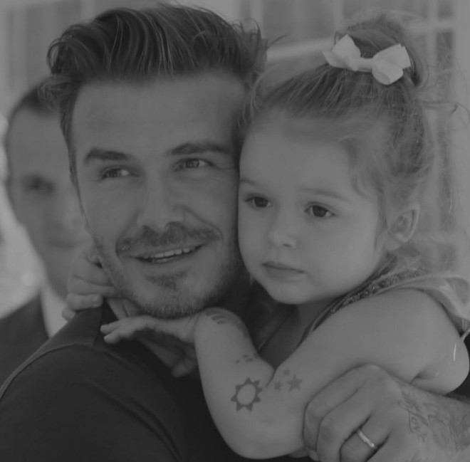 Cả nhà Beckham gây nổ MXH với màn chúc sinh nhật Harper: David đúng nghiện con, 3 cậu ấm và 2 con dâu tương lai gây chú ý - Ảnh 2.