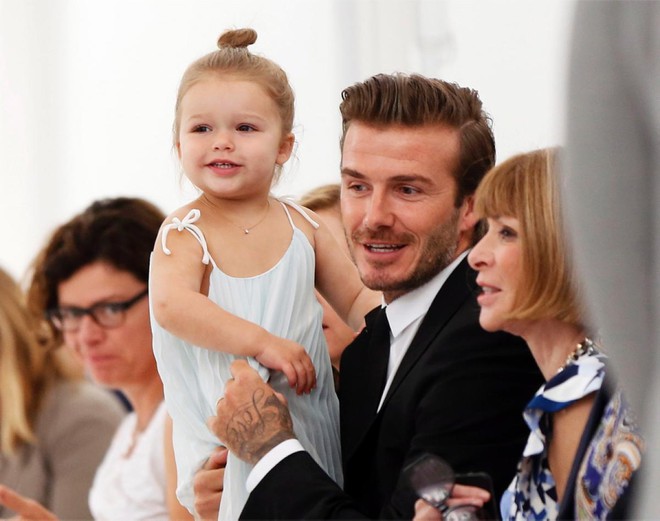 Ngỡ ngàng nhìn Harper Beckham thay đổi qua 10 năm: Từ bé đã được Tổng biên tập Vogue ưu ái, đi sự kiện mà át cả bố mẹ cực phẩm - Ảnh 6.