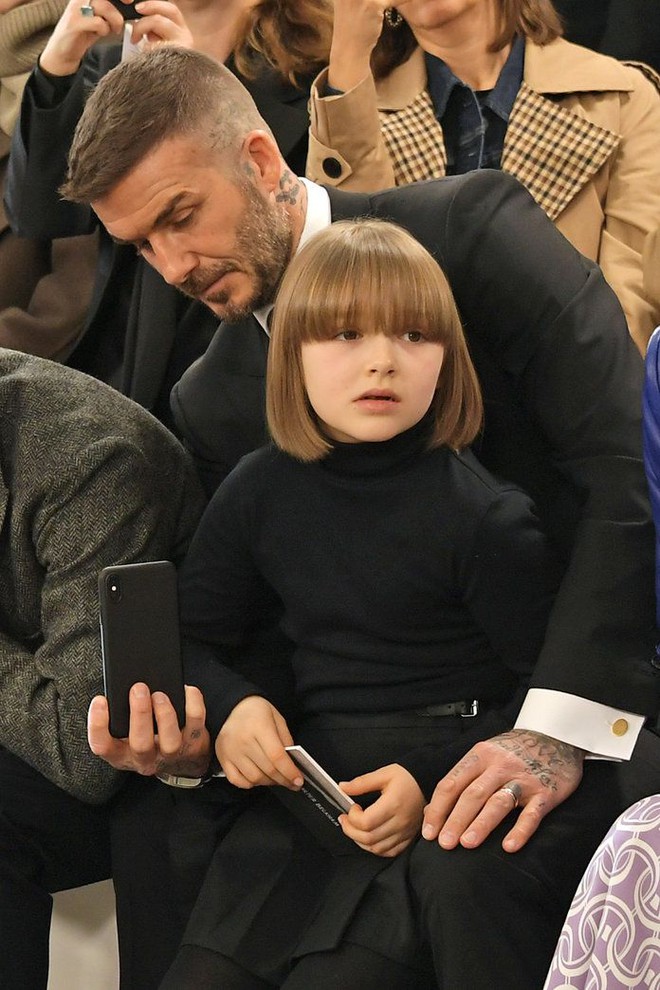 Ngỡ ngàng nhìn Harper Beckham thay đổi qua 10 năm: Từ bé đã được Tổng biên tập Vogue ưu ái, đi sự kiện mà át cả bố mẹ cực phẩm - Ảnh 8.