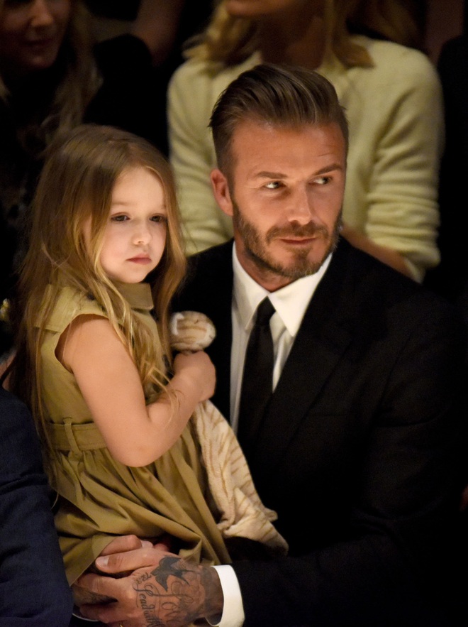 Ngỡ ngàng nhìn Harper Beckham thay đổi qua 10 năm: Từ bé đã được Tổng biên tập Vogue ưu ái, đi sự kiện mà át cả bố mẹ cực phẩm - Ảnh 10.