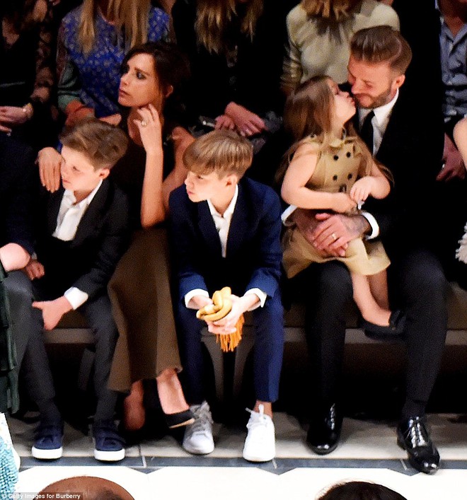 Ngỡ ngàng nhìn Harper Beckham thay đổi qua 10 năm: Từ bé đã được Tổng biên tập Vogue ưu ái, đi sự kiện mà át cả bố mẹ cực phẩm - Ảnh 12.