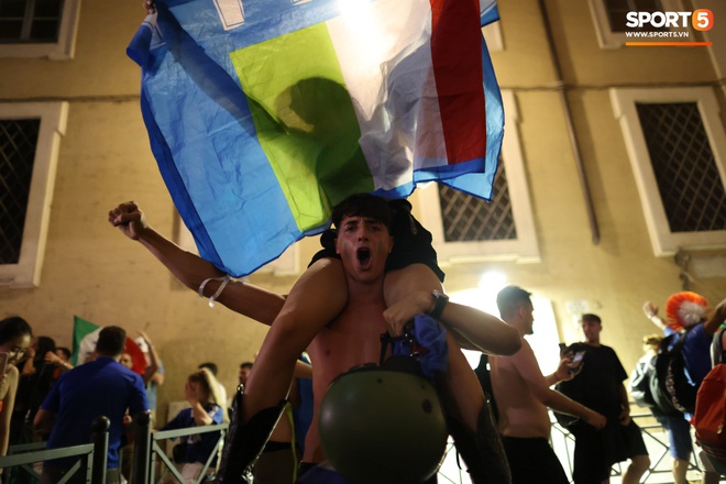 Trực tiếp từ Ý không khí ăn mừng sau khi đội nhà vô địch Euro 2020: Fan thức xuyên đêm, trời đỏ rực pháo sáng - Ảnh 20.