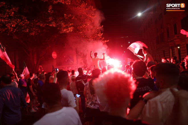 Trực tiếp từ Ý không khí ăn mừng sau khi đội nhà vô địch Euro 2020: Fan thức xuyên đêm, trời đỏ rực pháo sáng - Ảnh 7.
