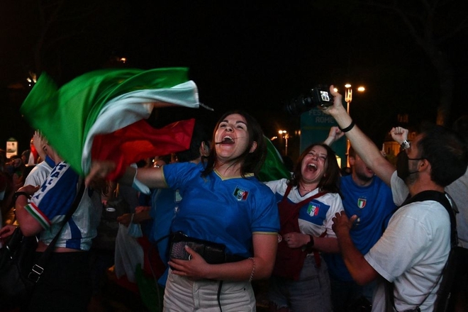 Trực tiếp từ Ý không khí ăn mừng sau khi đội nhà vô địch Euro 2020: Fan thức xuyên đêm, trời đỏ rực pháo sáng - Ảnh 17.