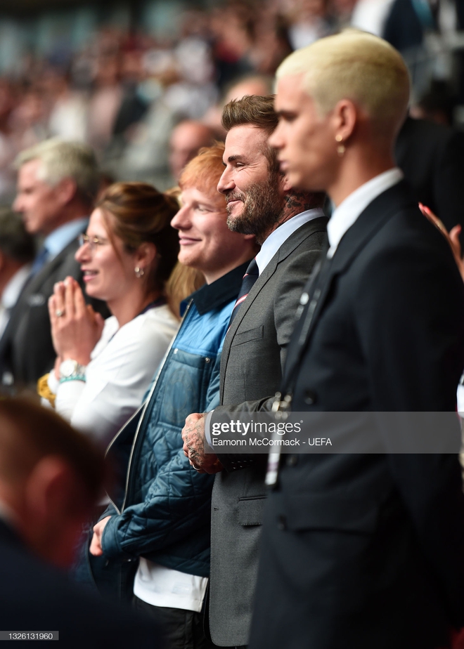 David Beckham càn quét từ Wimbledon đến Euro: Lên đồ biến sự kiện thành sàn diễn, visual đỉnh cao đè bẹp Tom Cruise - Ed Sheeran - Ảnh 18.