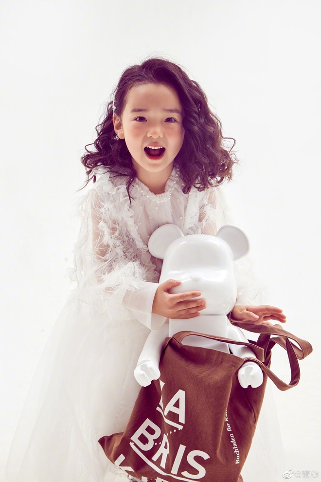 Tiểu công chúa 5 tuổi với visual xinh như thiên thần nhà Điêu Thuyền Đổng Tuyền khiến cả Weibo lịm tim với bộ ảnh mới - Ảnh 2.