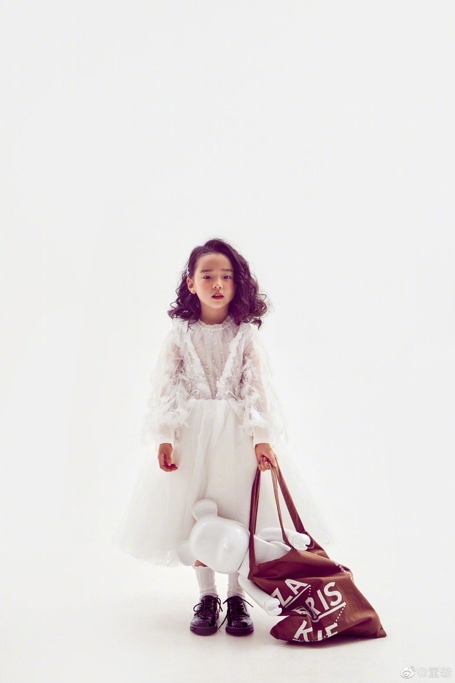 Tiểu công chúa 5 tuổi với visual xinh như thiên thần nhà Điêu Thuyền Đổng Tuyền khiến cả Weibo lịm tim với bộ ảnh mới - Ảnh 6.