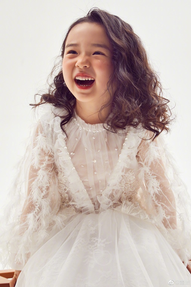 Tiểu công chúa 5 tuổi với visual xinh như thiên thần nhà Điêu Thuyền Đổng Tuyền khiến cả Weibo lịm tim với bộ ảnh mới - Ảnh 3.