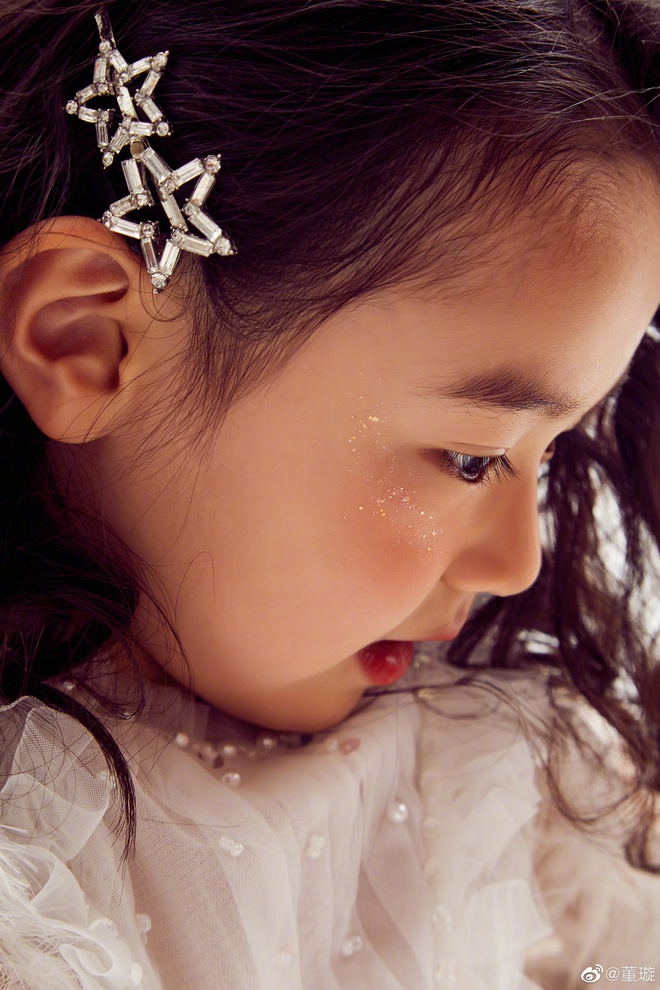 Tiểu công chúa 5 tuổi với visual xinh như thiên thần nhà Điêu Thuyền Đổng Tuyền khiến cả Weibo lịm tim với bộ ảnh mới - Ảnh 4.