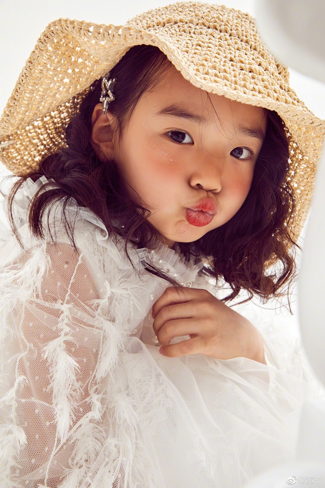 Tiểu công chúa 5 tuổi với visual xinh như thiên thần nhà Điêu Thuyền Đổng Tuyền khiến cả Weibo lịm tim với bộ ảnh mới - Ảnh 5.