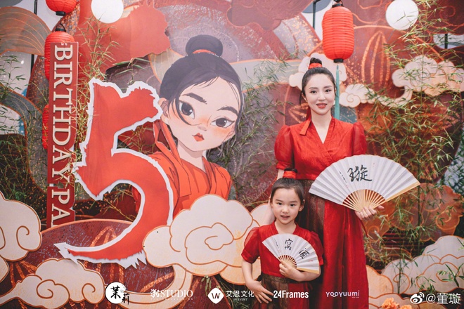 Tiểu công chúa 5 tuổi với visual xinh như thiên thần nhà Điêu Thuyền Đổng Tuyền khiến cả Weibo lịm tim với bộ ảnh mới - Ảnh 11.
