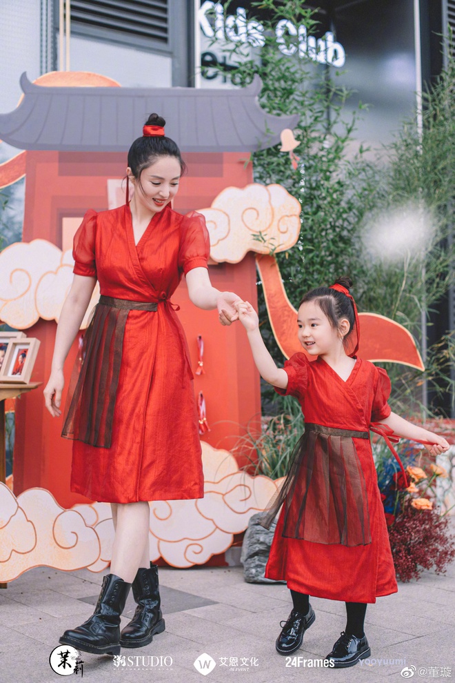 Tiểu công chúa 5 tuổi với visual xinh như thiên thần nhà Điêu Thuyền Đổng Tuyền khiến cả Weibo lịm tim với bộ ảnh mới - Ảnh 12.