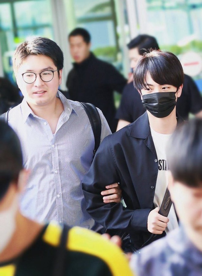 Cựu quản lý idol Kpop tiết lộ lý do ra tay đẩy fan đầy thô lỗ và vì sao thần tượng phải từ chối nhận quà từ fan - Ảnh 4.
