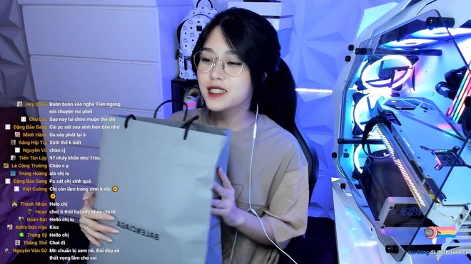 Khoe đôi dép cao su 12 triệu, nữ streamer Thủy Tiên khiến cư dân mạng há hốc mồm - Ảnh 1.