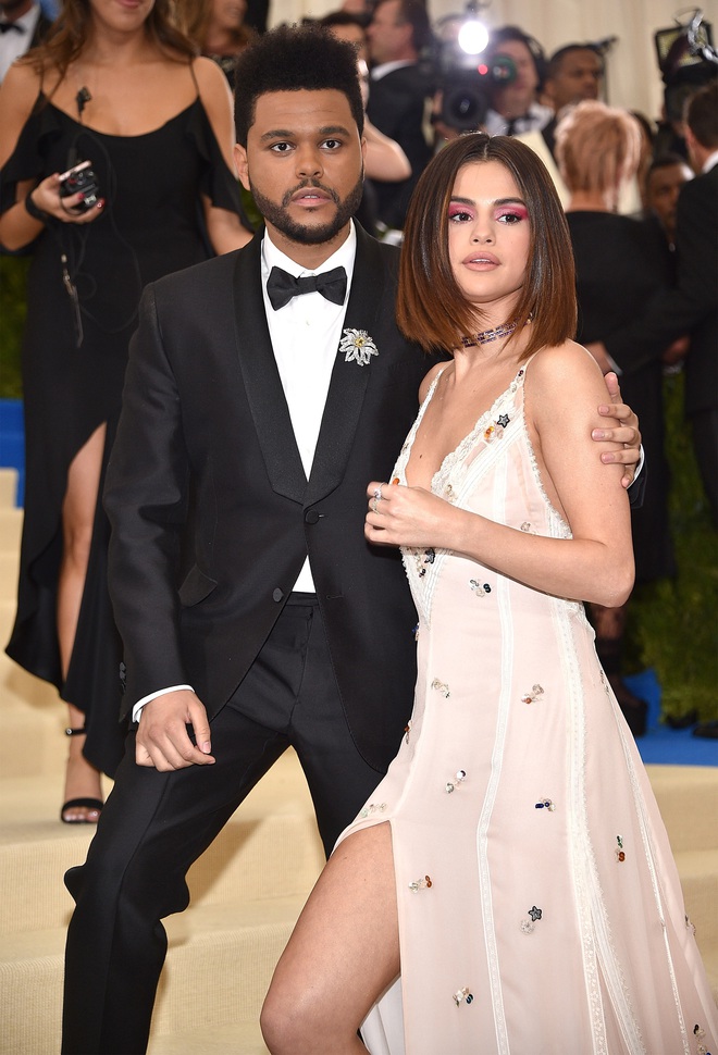 Brad Pitt từng tán tỉnh Selena Gomez, giờ đến lượt Angelina Jolie ăn tối cùng The Weeknd kém 15 tuổi, chuyện gì đây? - Ảnh 7.