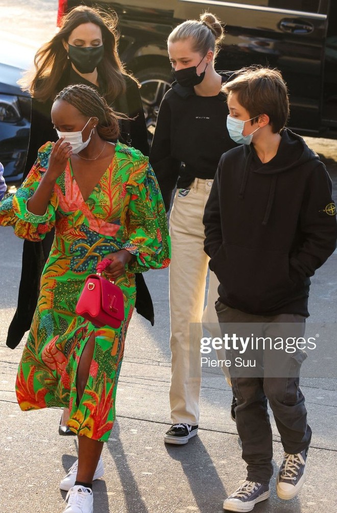 Mẹ con Angelina Jolie đi shopping mà gây xôn xao đường phố Paris, spotlight đổ dồn về cô con gái Shiloh với màn lột xác nữ tính - Ảnh 3.