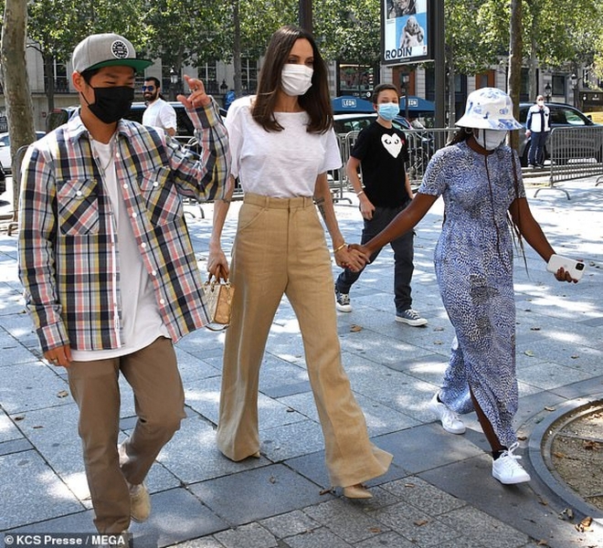Mẹ con Angelina Jolie đi shopping mà gây xôn xao đường phố Paris, spotlight đổ dồn về cô con gái Shiloh với màn lột xác nữ tính - Ảnh 11.