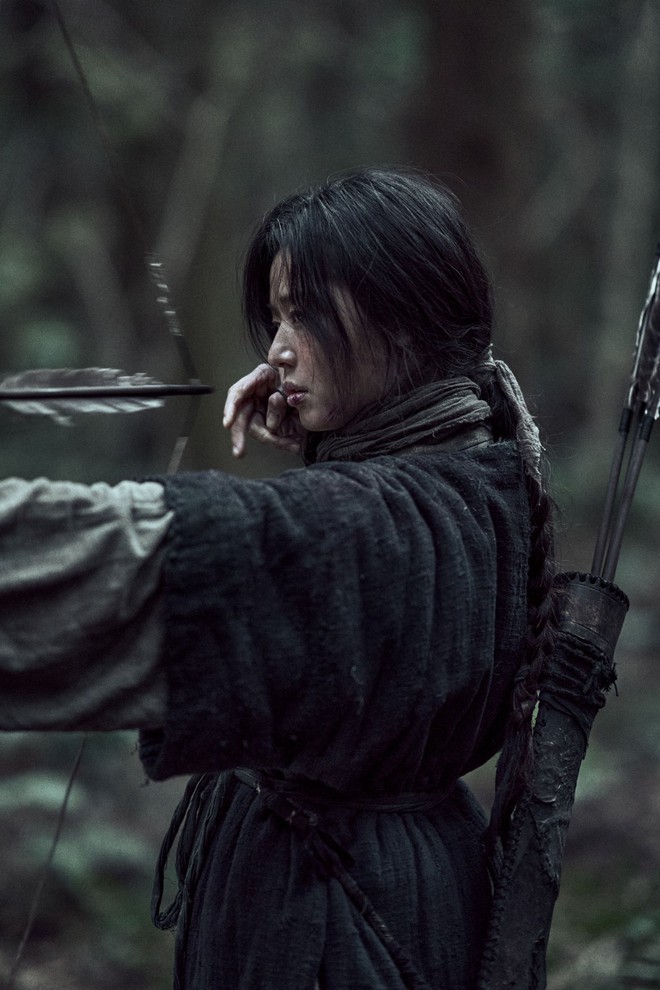5 tình tiết gỡ gạc cho Kingdom ngoại truyện: Nguồn gốc zombie được hé lộ, Jeon Ji Hyun báo thù đẫm máu - Ảnh 2.
