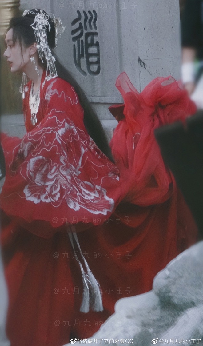 Viên Băng Nghiên diện váy đỏ trong phim mới, thế nào lại nhìn ra Triệu Lệ Dĩnh ở Hoa Thiên Cốt? - Ảnh 2.