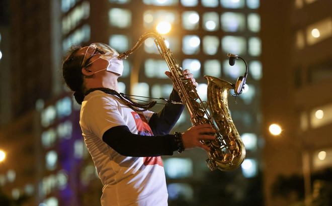 Khi âm nhạc vơi nhẹ nỗi đau: Nghệ sĩ saxophone Trần Mạnh Tuấn biểu diễn tại bệnh viện dã chiến TP.HCM khiến hàng nghìn người xúc động - Ảnh 5.