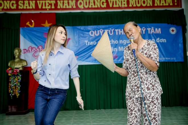 Không thể đáng yêu hơn: Mỹ Tâm nhường sân khấu, nhắng nhít múa phụ họa cho cụ bà hát rap cực sung - Ảnh 5.