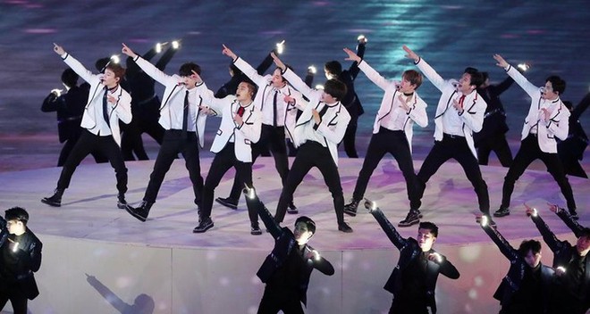 Khi idol Kpop đi diễn sự kiện Olympic: EXO đem dàn xe đua hầm hố lên sân khấu, CL (2NE1) gây tranh cãi vì chọn sai bài? - Ảnh 5.