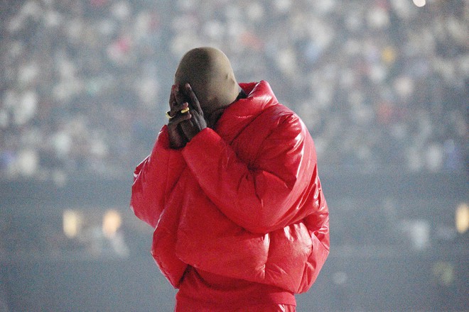 Kanye West bật khóc ngay trước mặt Kim Kardashian khi ca khúc về cuộc hôn nhân với vợ cũ vang lên, là thật hay drama gì đây? - Ảnh 2.