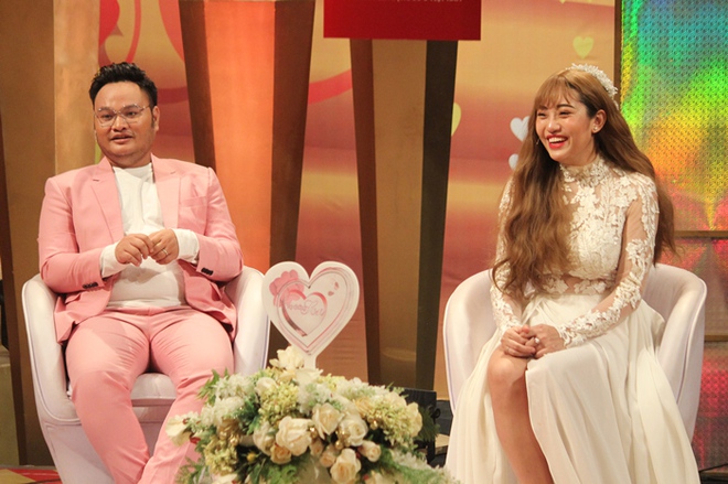 Chuyện đêm tân hôn của Vinh Râu - Lương Minh Trang hot trở lại: Bị FAP TV chơi khăm mừng toàn tiền lẻ, đếm tới 4 giờ sáng - Ảnh 2.