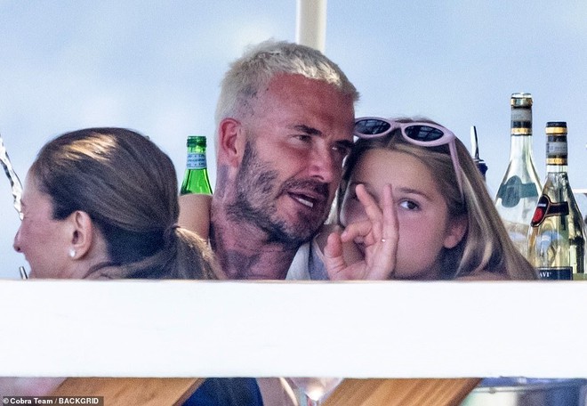 Bổ mắt trước cảnh bố con Beckham khoe visual cực phẩm: Bố David U50 mà quá “mlem”, ai dè bị Harper xinh xỉu lấn át - Ảnh 4.