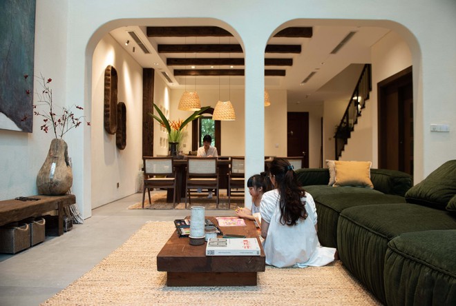 Căn villa 400m2 có khoảng sân vườn ngập nắng gió, thiết kế đẹp tinh tế, giản đơn đề cao sự không hoàn hảo - Ảnh 3.