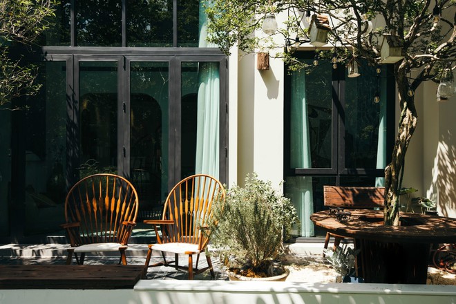 Căn villa 400m2 có khoảng sân vườn ngập nắng gió, thiết kế đẹp tinh tế, giản đơn đề cao sự không hoàn hảo - Ảnh 1.