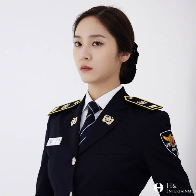Chết chìm với bể visual bùng nổ của cảnh sát Krystal ở phim mới, netizen đùa bắt em đi chị ơi - Ảnh 4.