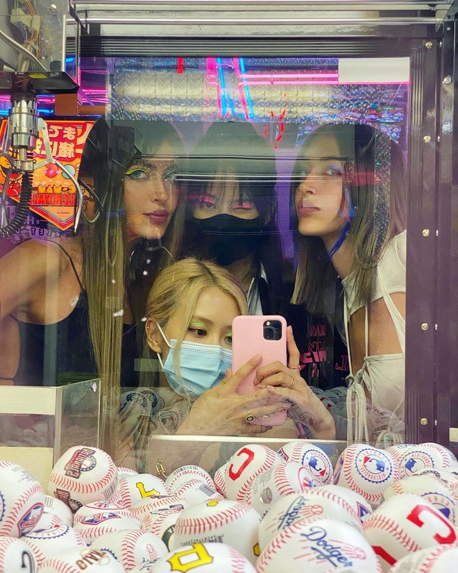 Lộ ảnh Jennie - Rosé (BLACKPINK) tại Mỹ: Trang điểm cực lạ, Jennie để mái mới chặt chém cả chị em DJ xinh đẹp - Ảnh 2.